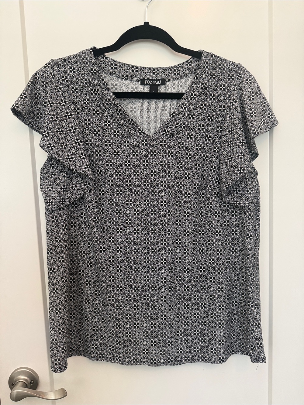 Roz & Ali Black and White Printed V-Neck Ruffle Sleeve Blouse